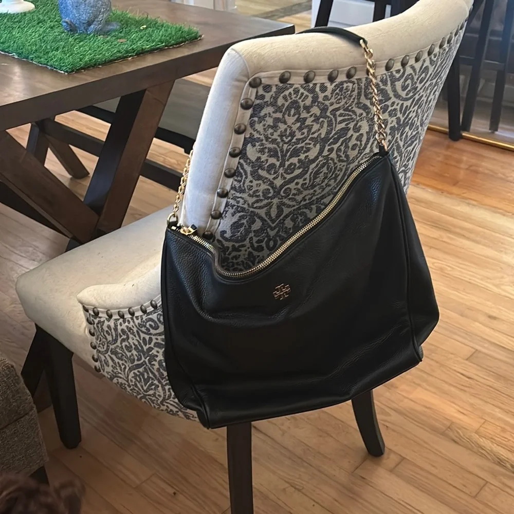 Black Leather Carter hobo Bag with Gold Chain by [Tory Burch]